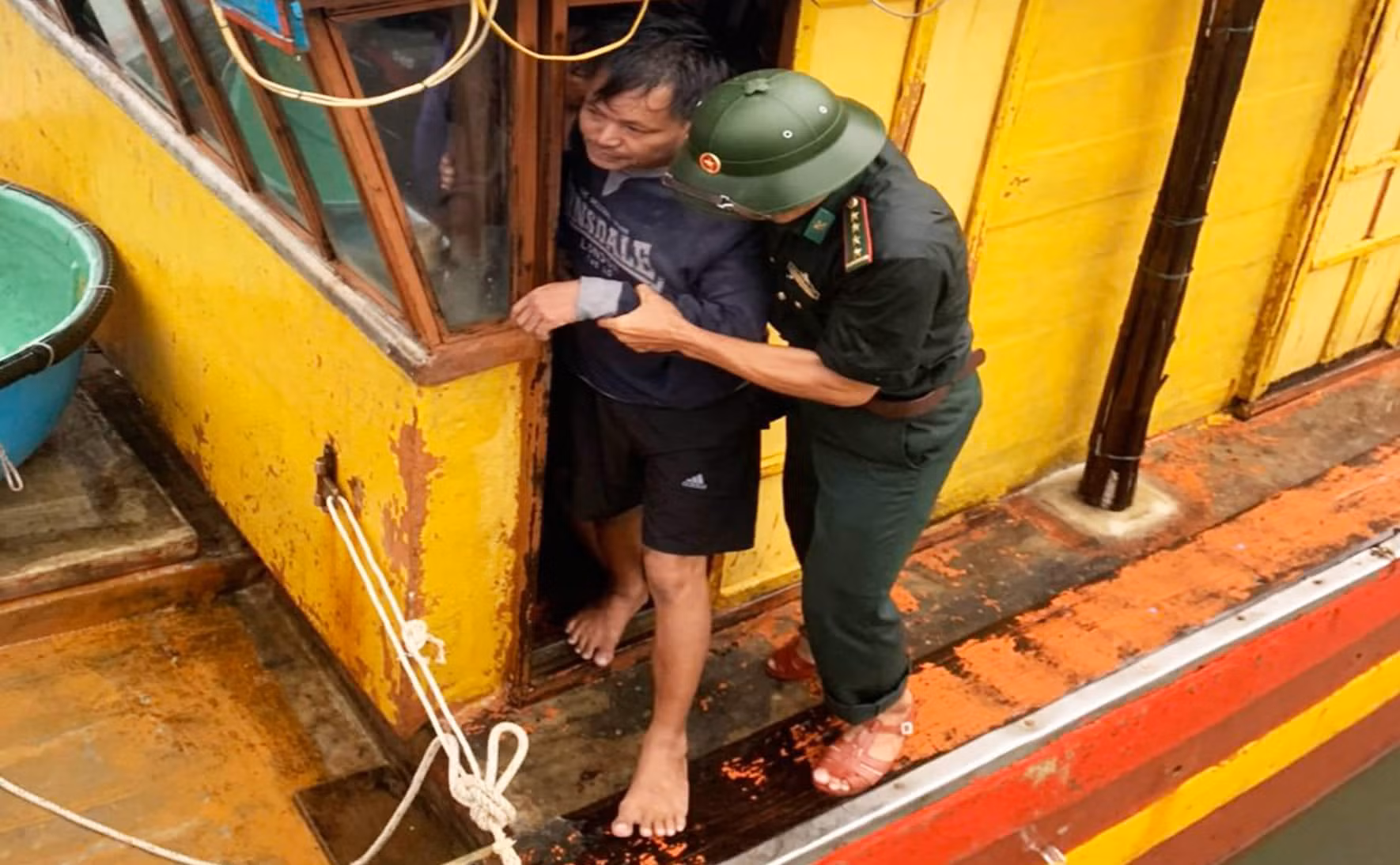 Cứu sống 8 ngư dân bị chìm tàu gặp nạn trên biển -0