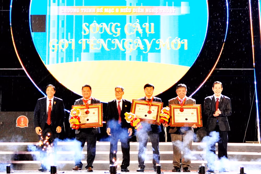  100 món ăn chế biến từ tôm hùm ở Phú Yên xác lập kỷ lục Việt Nam -0