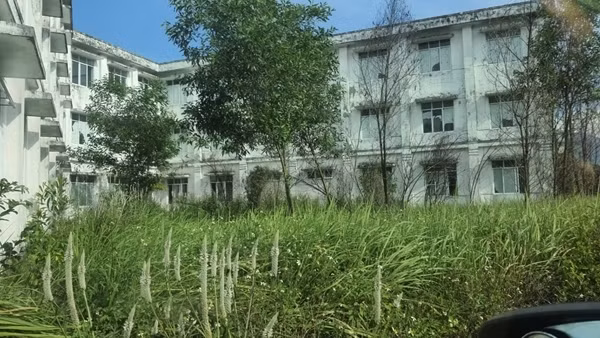 Bệnh viện tuyến tỉnh “tụt hạng”, bị bỏ hoang phế