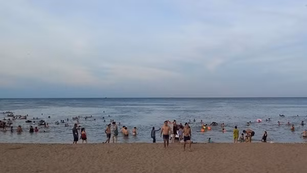 Lãnh đạo Bộ Công an gửi Thư khen người dân dũng cảm lao xuống biển cứu người