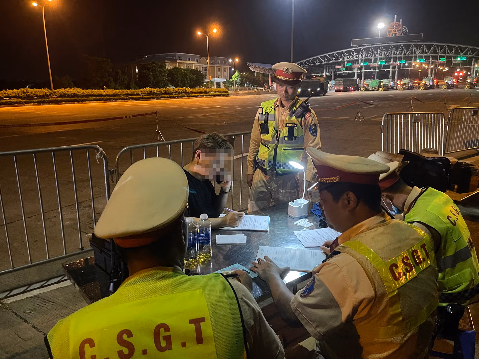 Kiểm tra trong đêm trên cao tốc, phát hiện tài xế dùng ma tuý -0