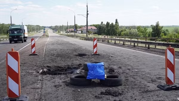 Ukraine nã loạt pháo HIMARS nhưng không thể đánh sập cầu ở Kherson