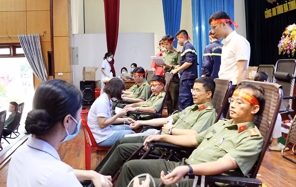 Giám đốc Công an tỉnh Hà Tĩnh trực tiếp hiến máu cứu người -0