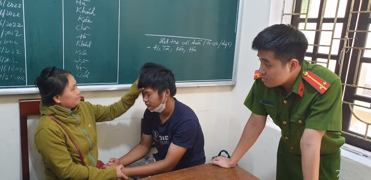 Công an giúp chàng trai tìm lại được gia đình sau hơn 10 năm thất lạc -0