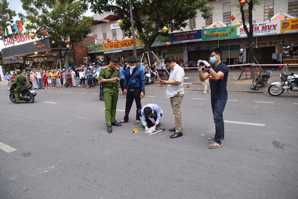 Người trong cuộc kể lại giây phút đối tượng liên tiếp nổ súng AK cướp tiệm vàng -0