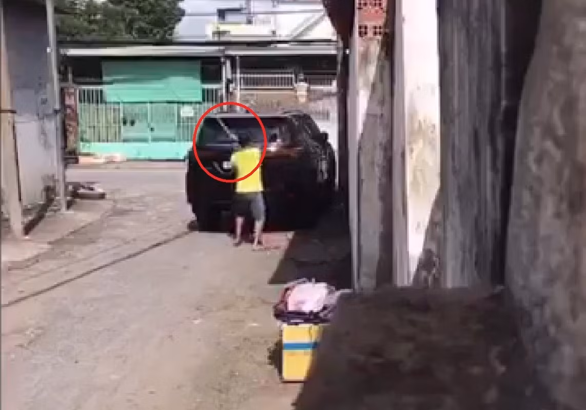 Nhậu say, đập phá xe ô tô vì thấy đậu…chướng mắt -0