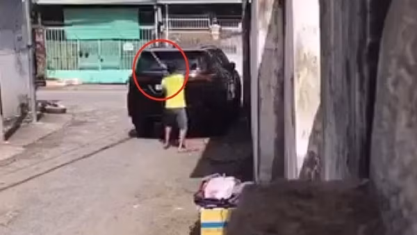 Nhậu say, đập phá xe ô tô vì thấy đậu…chướng mắt