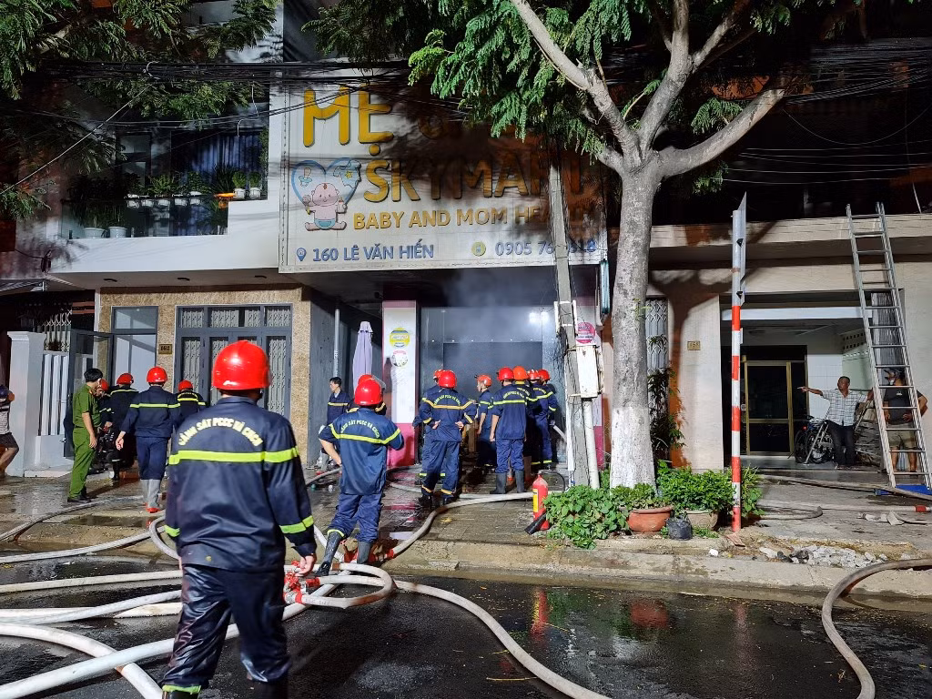 Đà Nẵng: 5 người hốt hoảng chạy thoát khỏi đám cháy siêu thị trong đêm -3