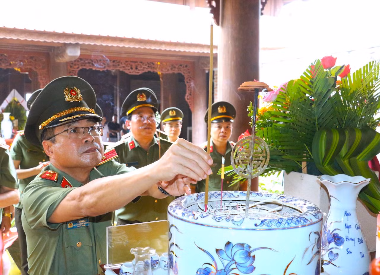 Ủy ban Kiểm tra Đảng ủy Công an Trung ương về nguồn tại Nghệ An và Hà Tĩnh -0