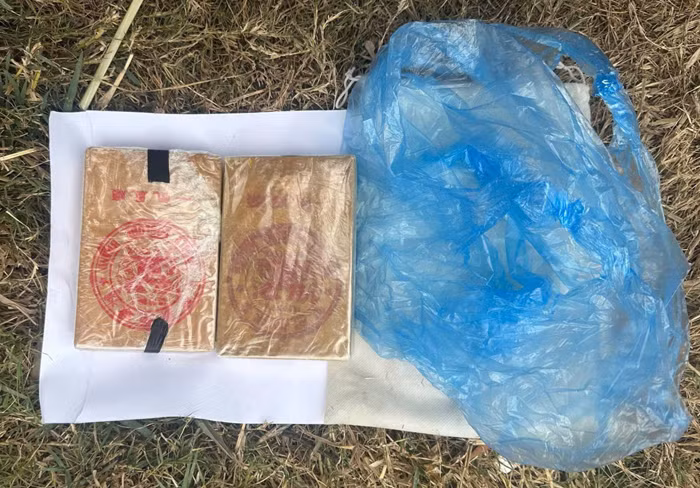 Bắt giữ đối tượng vận chuyển 2 bánh heroin, thu giữ thêm ma túy tổng hợp và pháo hoa -0