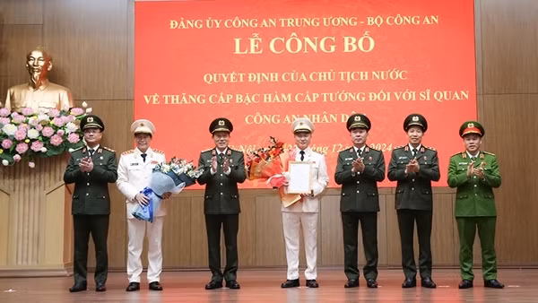 Thăng cấp bậc hàm cấp Tướng, trao phần thưởng cao quý tặng các tập thể, cá nhân