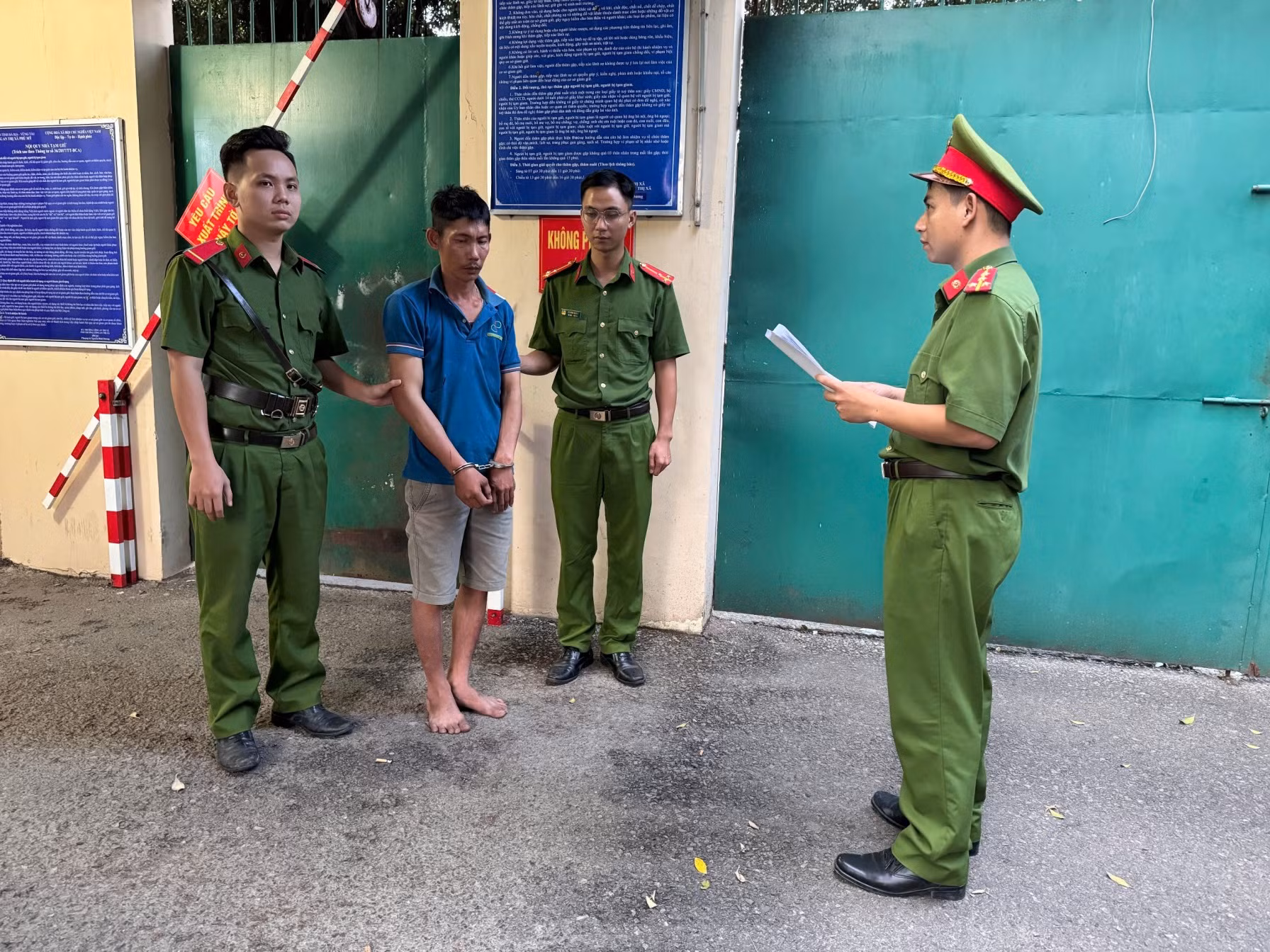 Khởi tố, bắt tạm giam đối tượng dùng dao tự chế tấn công Đại úy Công an -0