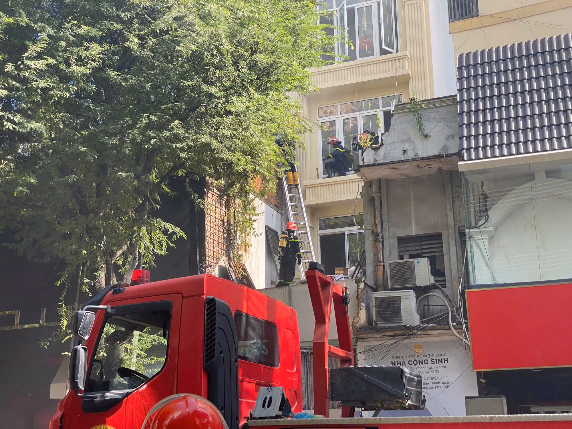 Cháy quán bar gần chợ Bến Thành, nhiều người được giải cứu -0