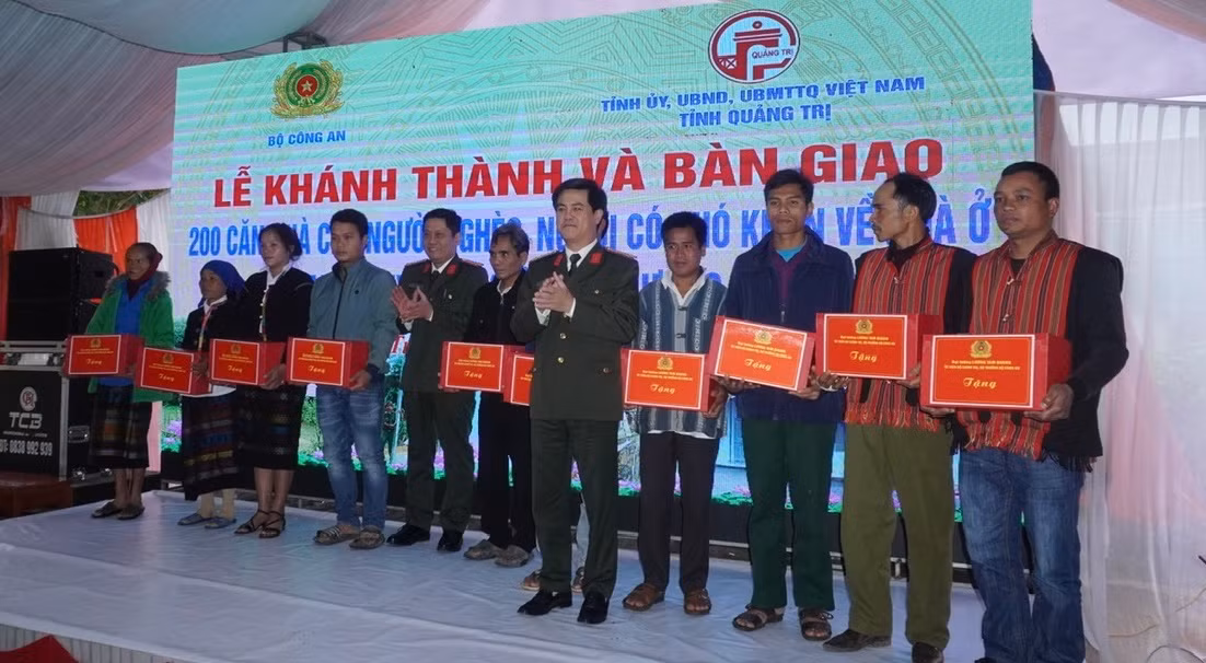 Khánh thành, bàn giao 200 căn nhà tặng đồng bào nghèo Quảng Trị -2