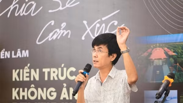 Nghệ sĩ nhiếp ảnh Giang Sơn Đông - Bay trên nóc nhà thành phố