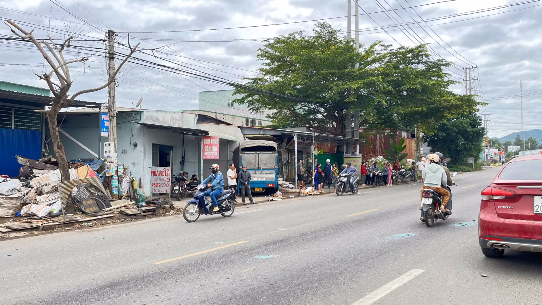 2 công nhân tử vong sau vụ tai nạn giao thông giữa hai xe ô tô -0