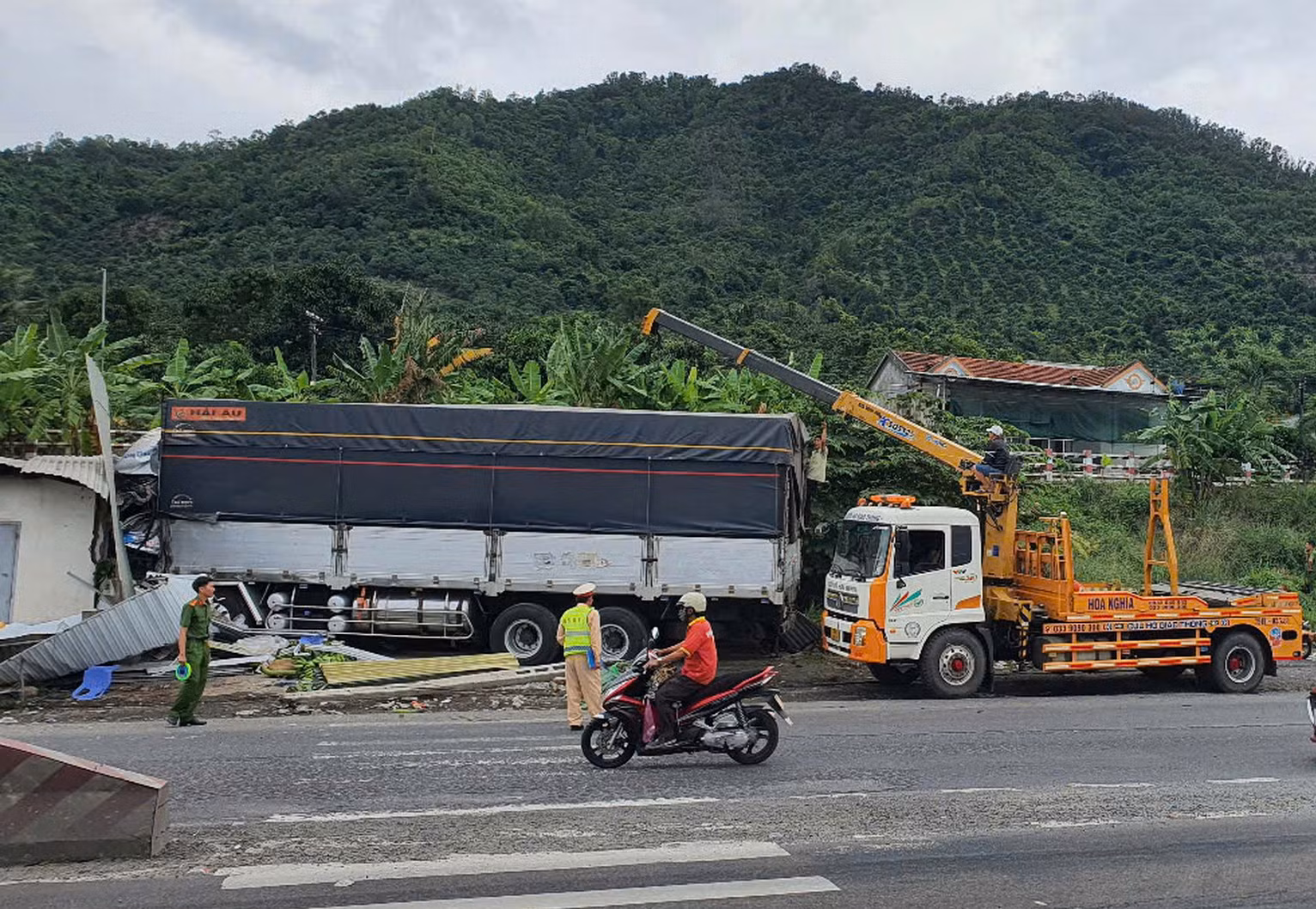  3 người bị thương trong vụ tai nạn liên hoàn giữa 3 xe ô tô tải trên quốc lộ 1A -0