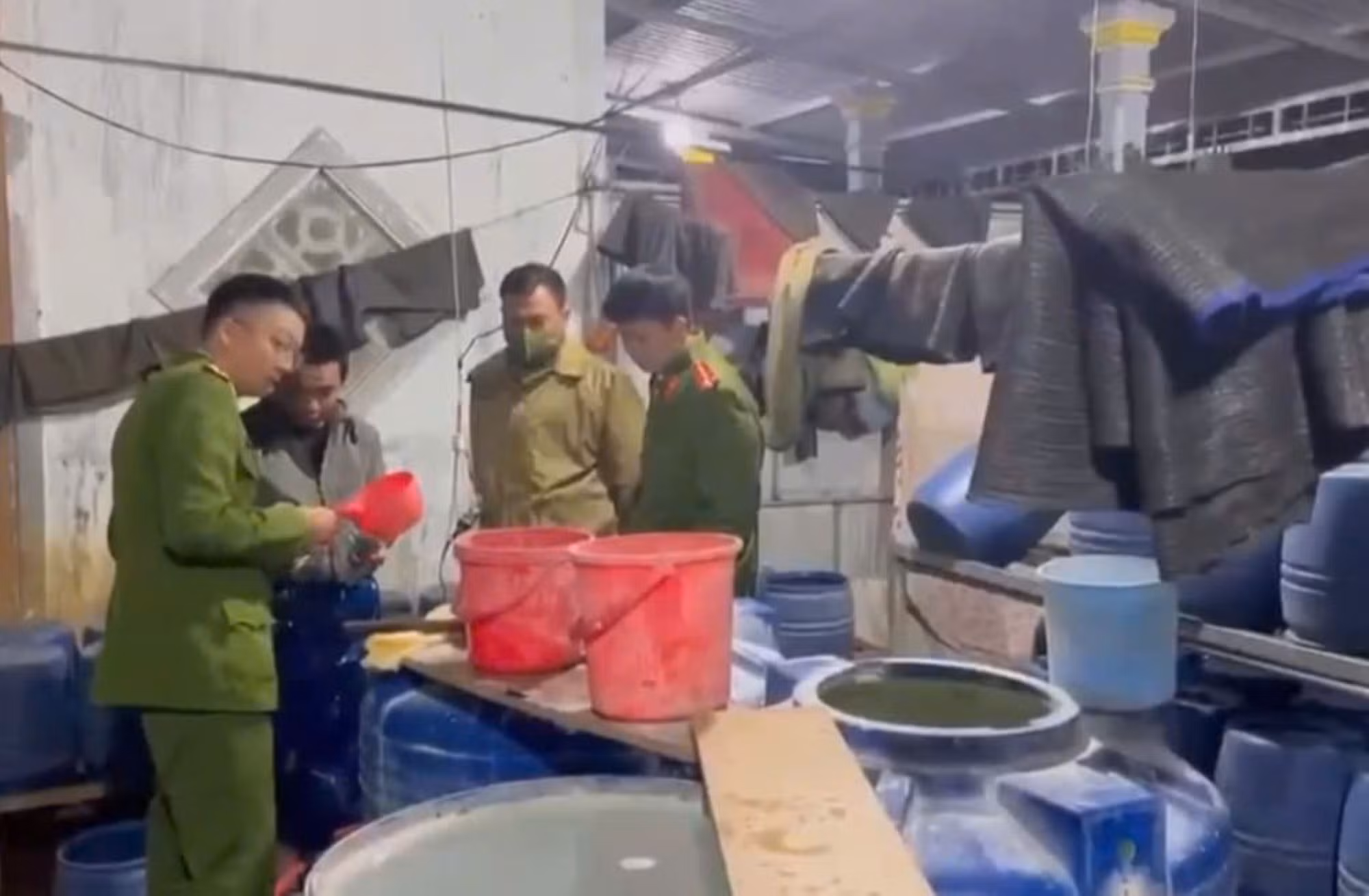 Hãi hùng cơ sở sản xuất giá đỗ ngâm tẩm hóa chất độc hại -1