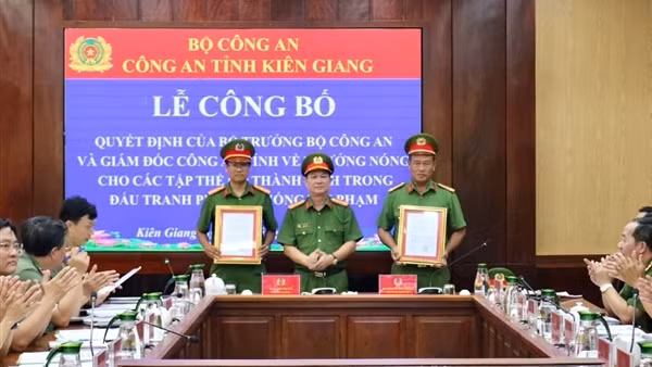 Trao thưởng của Bộ trưởng Bộ Công an tặng các tập thể thuộc Công an tỉnh Kiên Giang