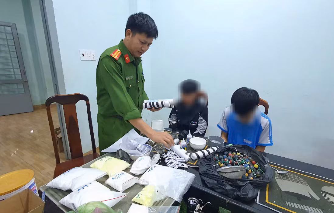 Liên tiếp phát hiện học sinh lén lút tự chế pháo nổ -0