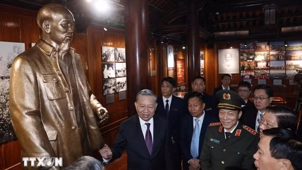 Tổng Bí thư Tô Lâm dâng hương tưởng niệm Chủ tịch Hồ Chí Minh tại Nghệ An ​