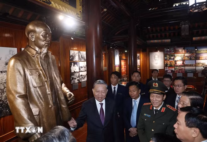 Tổng Bí thư Tô Lâm dâng hương tưởng niệm Chủ tịch Hồ Chí Minh tại Nghệ An ​ -0