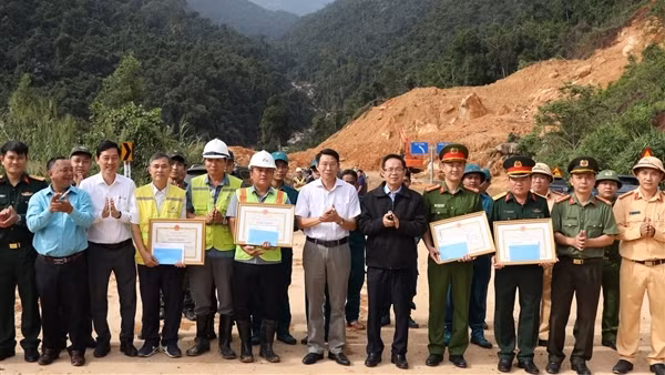 Khen thưởng 4 đơn vị tích cực cứu nạn, cứu hộ và khắc phục sạt lở trên đèo Khánh Lê