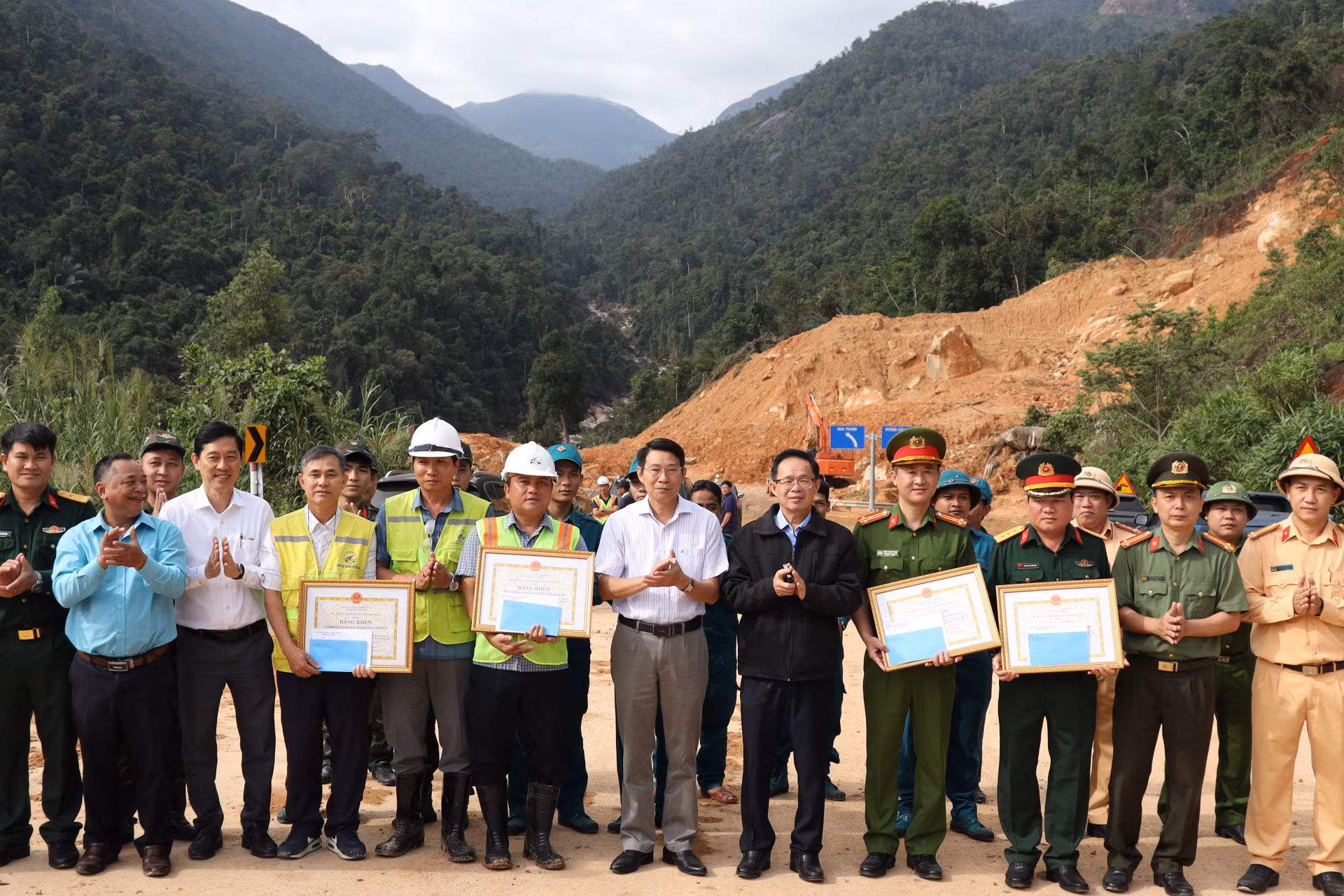 Khen thưởng 4 đơn vị cứu nạn, cứu hộ và khắc phục sạt lở trên đèo Khánh Lê -0