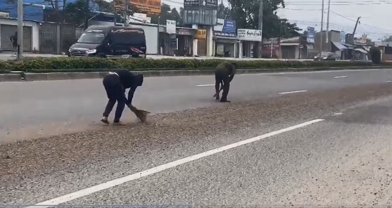 CSGT truy tìm, buộc tài xế xe benz phải thu gom cát, đá đã làm rơi xuống đường -2