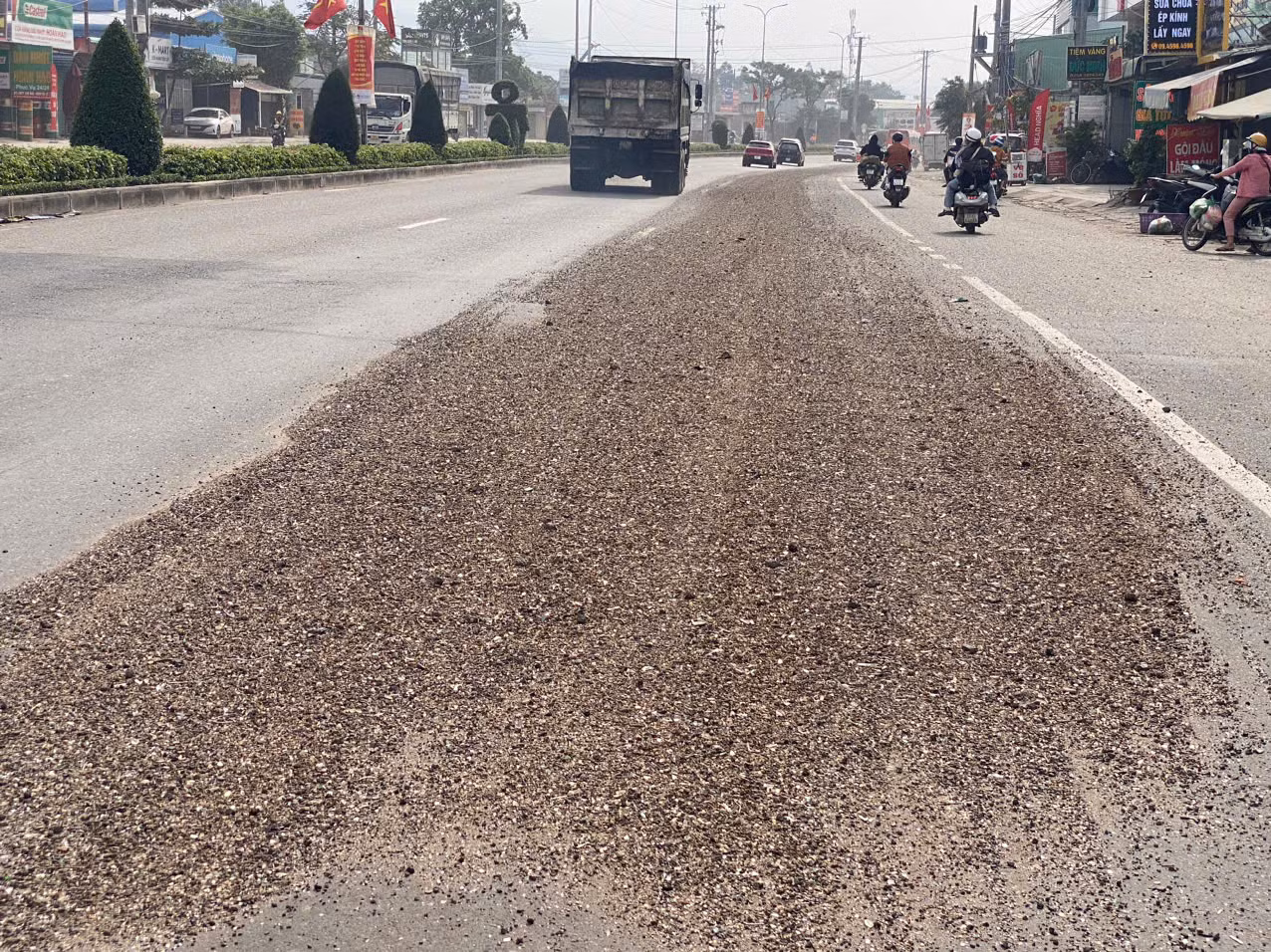 CSGT truy tìm, buộc tài xế xe benz phải thu gom cát, đá đã làm rơi xuống đường -3