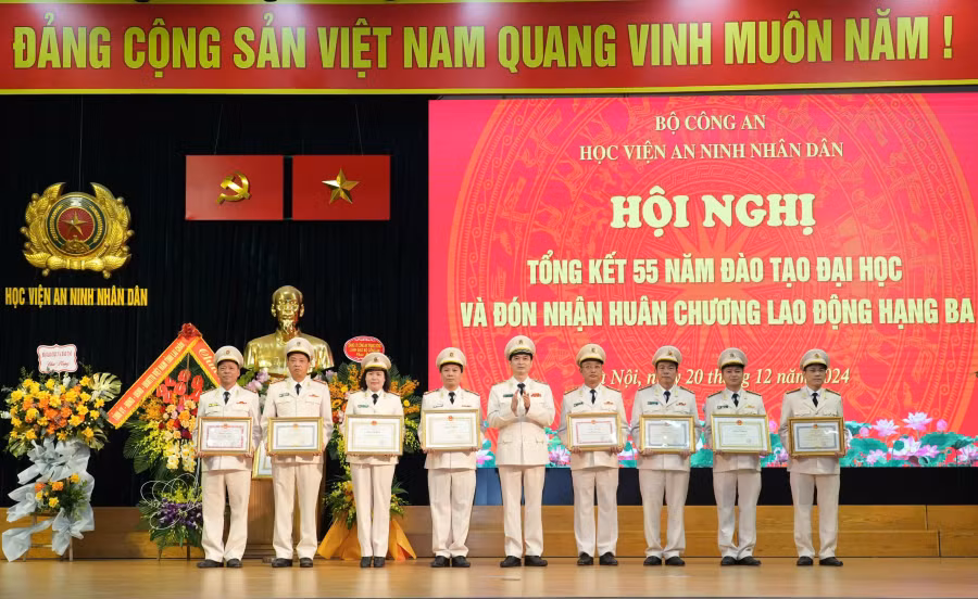 Học viện ANND tổng kết 55 năm đào tạo đại học và đón nhận Huân chương Lao động hạng Ba -0