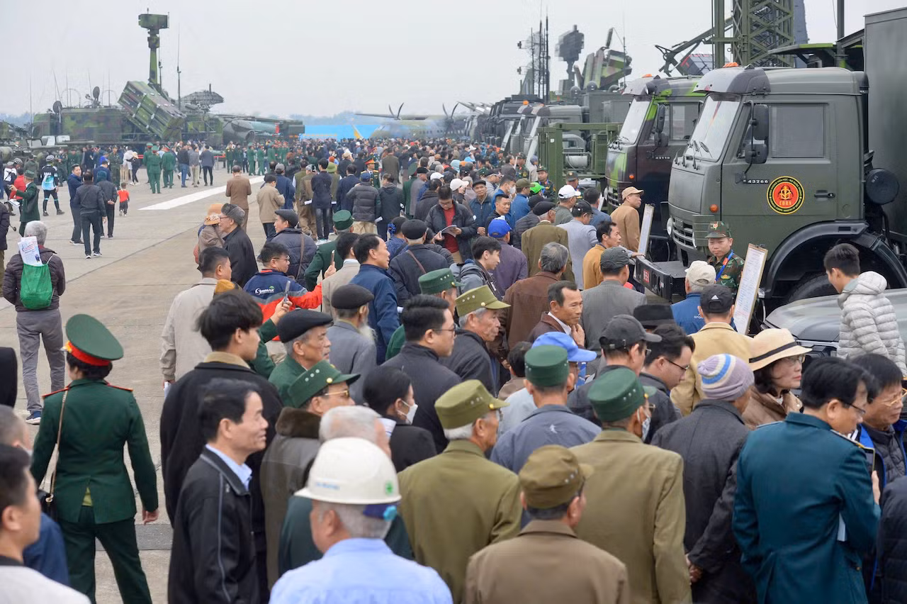Đông đảo người dân đến xem triển lãm.