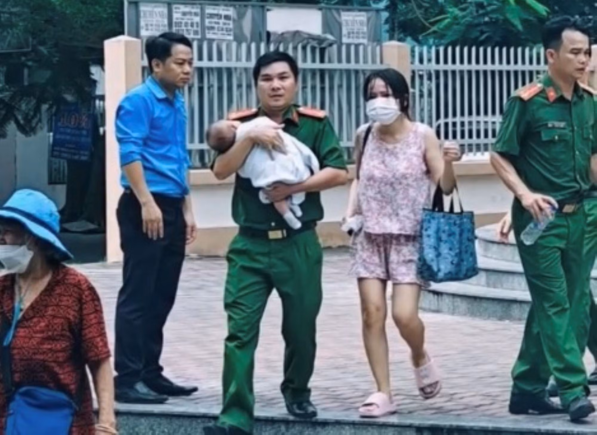 Cứu cháu bé và nhiều người trong vụ cháy căn hộ trên tầng 14 -0