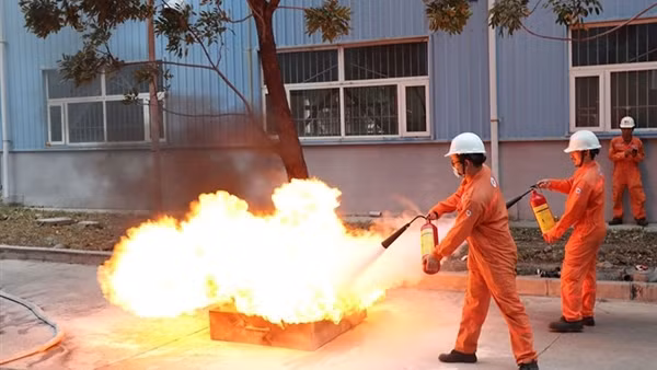 Cấp bách phòng cháy, chữa cháy tại các cơ sở có nguy hiểm về cháy, nổ, địa điểm tập trung đông người dịp Tết