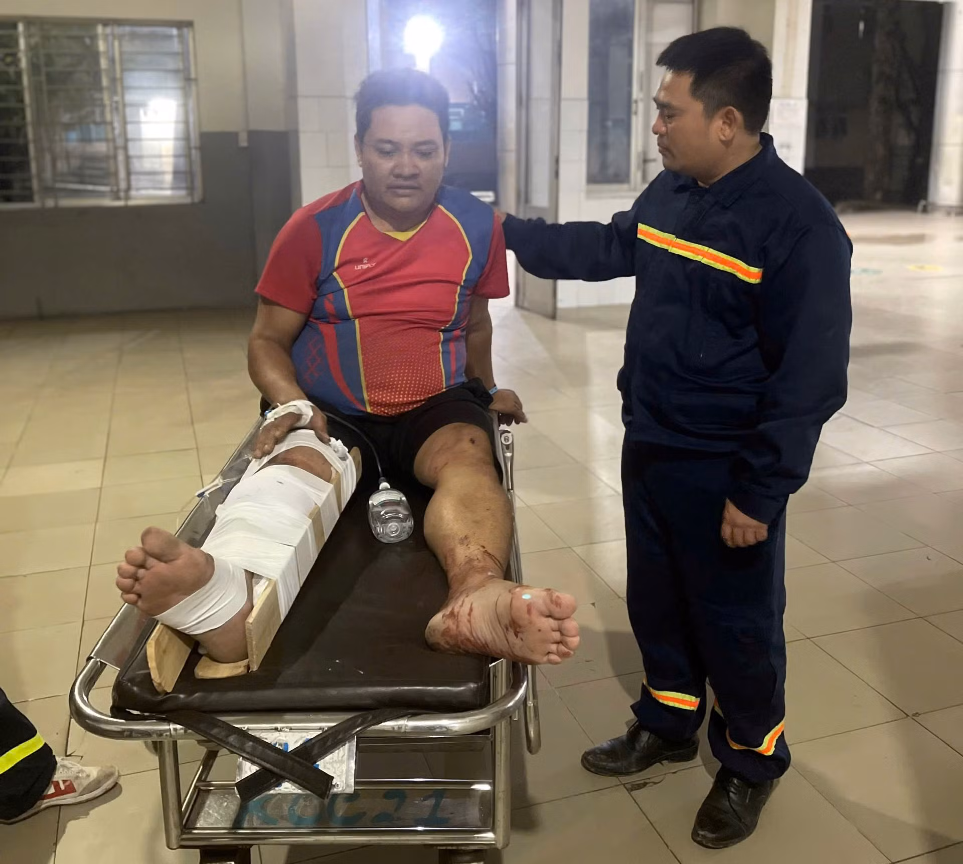 Kịp thời cứu nạn tài xế kẹt trong ca bin biến dạng sau tai nạn trong đêm -0