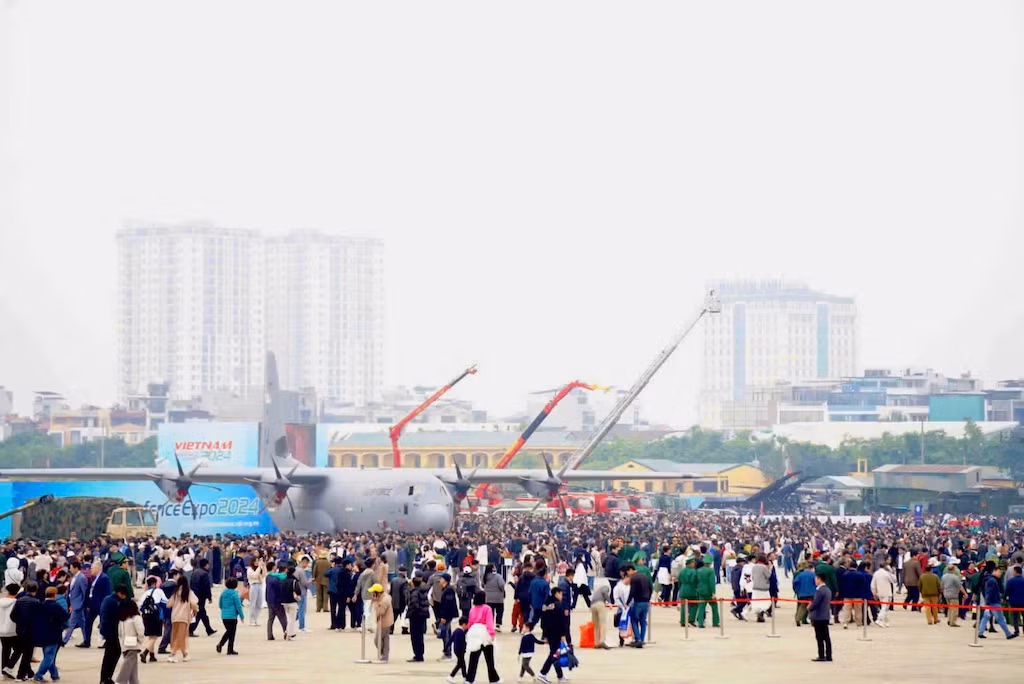 "Biển người" tới Triển lãm Quốc phòng chiêm ngưỡng vũ khí hiện đại ảnh 1