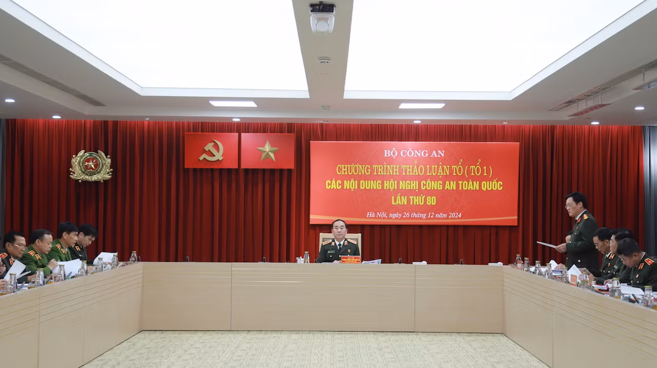 Thứ trưởng Trần Quốc Tỏ điều hành thảo luận tại Tổ 1.
