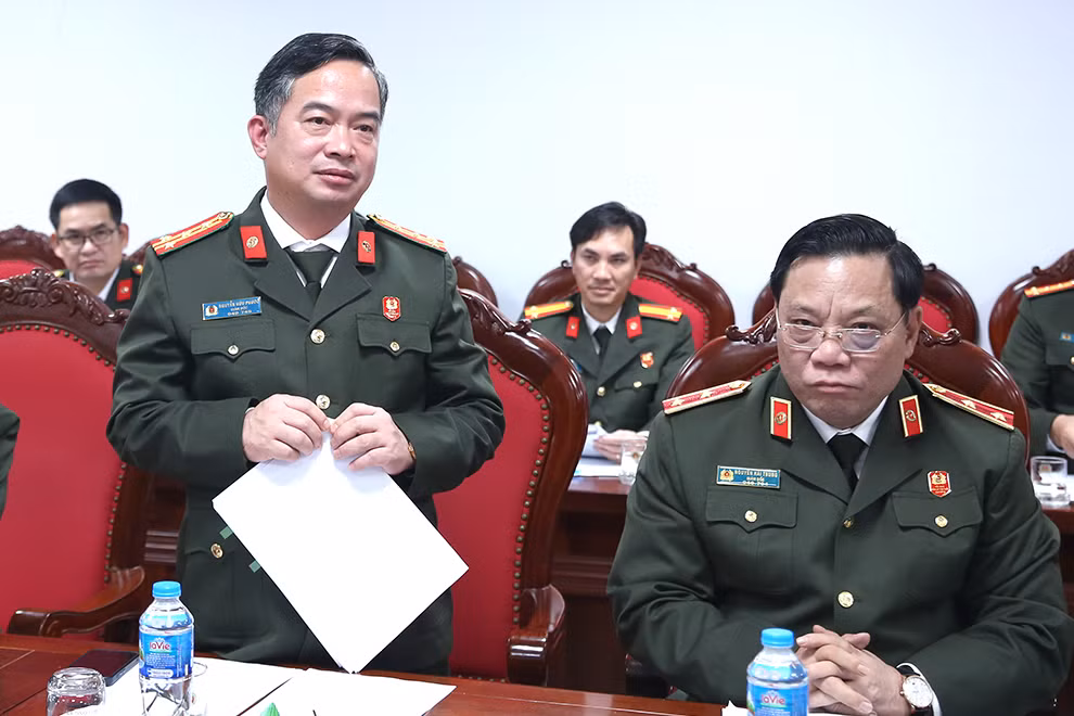 Đại biểu thảo luận tại Tổ 4.