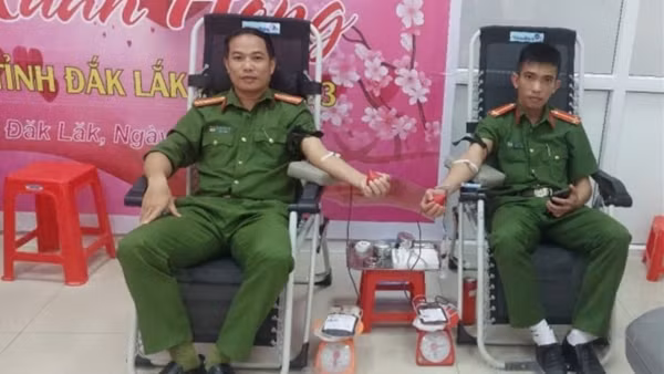 Hai cán bộ Công an xã xin tạm dừng việc, cấp tốc đến bệnh viện hiến máu cứu người