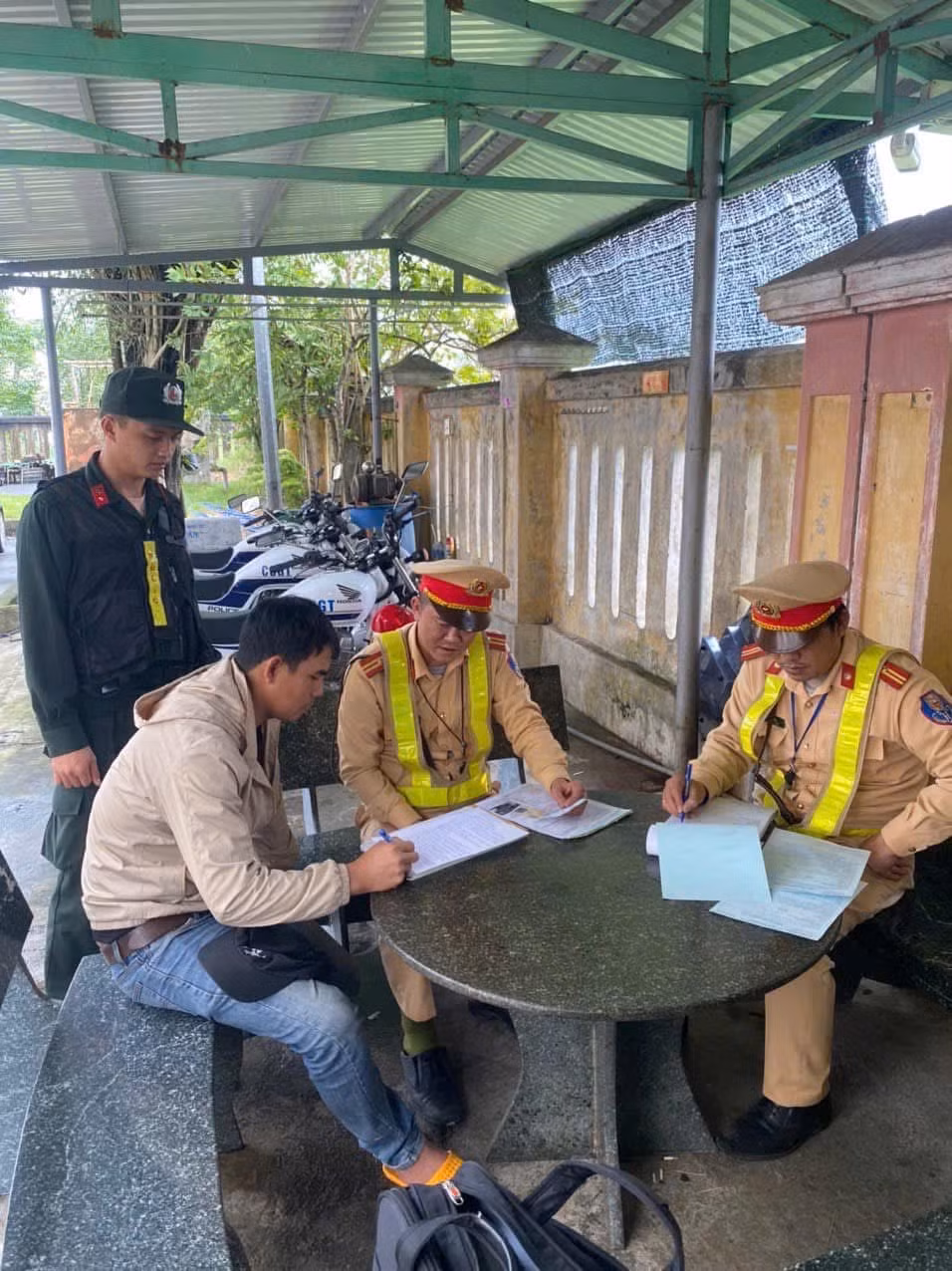 Quảng Ngãi: Phát hiện, xử lý hành vi vi phạm chở hàng siêu trường, siêu trọng với nhiều lỗi vi phạm -0