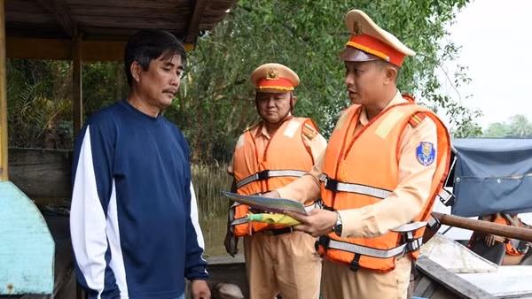Nỗ lực giữ bình yên trên dòng kênh trăm năm