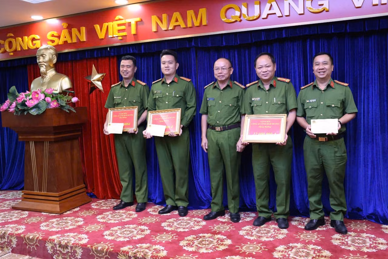 Khen thưởng các đơn vị khám phá nhanh các vụ án ở Bình Dương -0