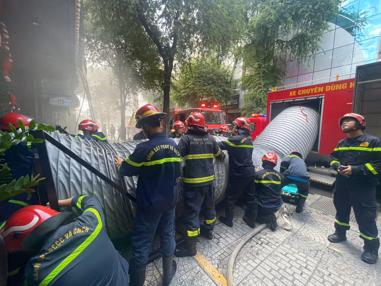 4 người được cứu thoát khỏi đám cháy quán bar gần chợ Bến Thành -0