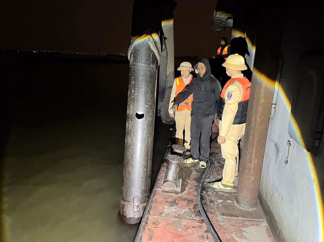 Bắt giữ tàu khai thác cát trái phép trên sông Hồng -2