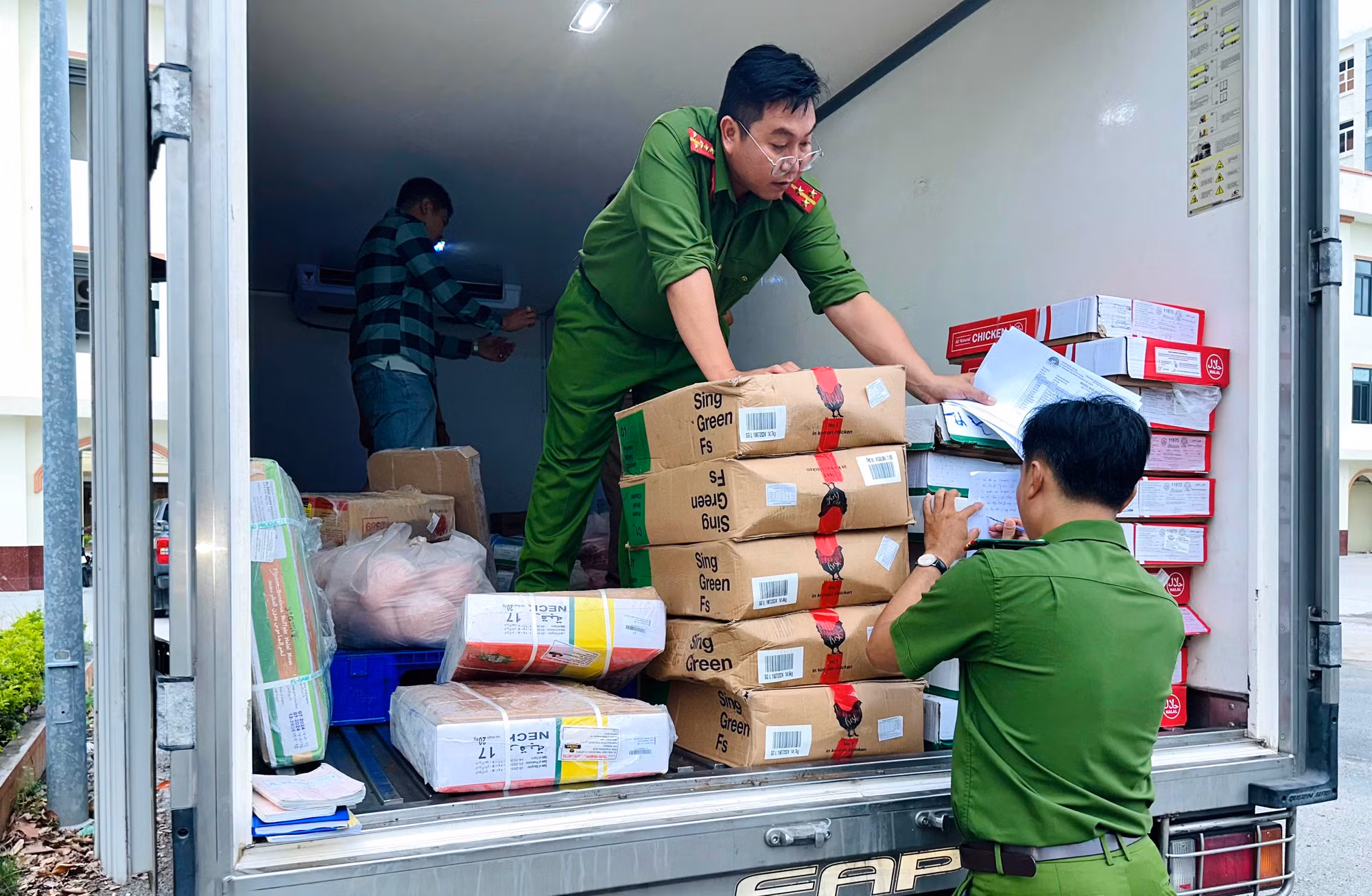 Không để hàng lậu, hàng giả xâm nhập thị trường Tết -0