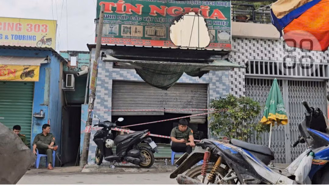 Dùng búa tạ đập tường cứu 2 người bị ngạt khói trong đám cháy -0