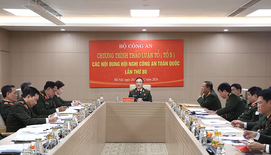 Thứ trưởng Phạm Thế Tùng điều hành thảo luận tại Tổ 5.