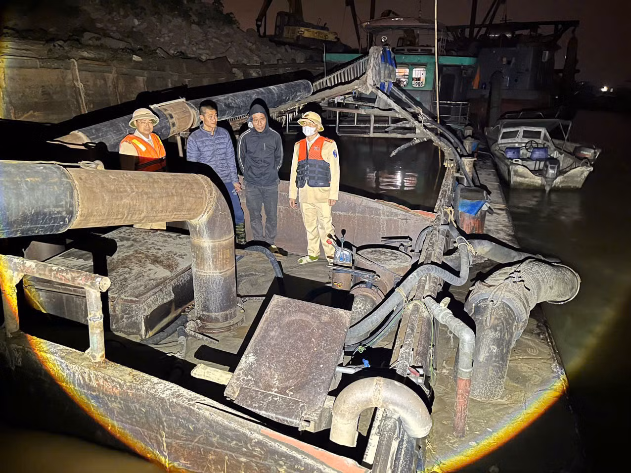 Bắt giữ tàu khai thác cát trái phép trên sông Hồng -0