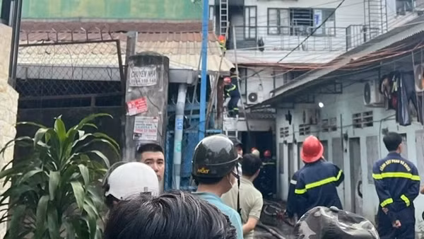 Nấp vào nhà vệ sinh, 2 người tử vong trong vụ cháy nhà trọ lúc rạng sáng