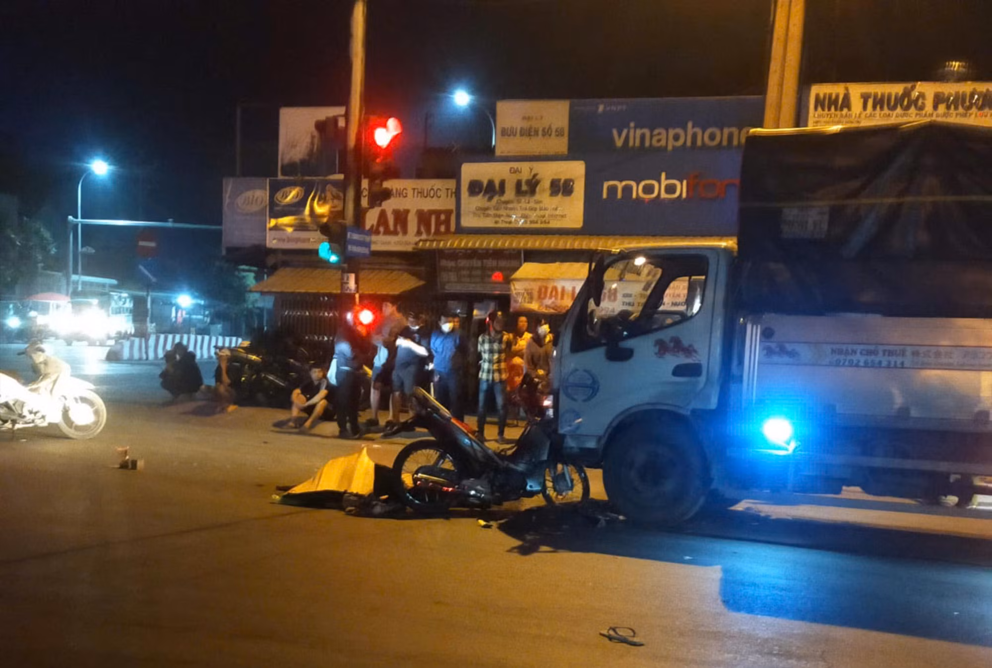 Nam thanh niên tử vong khi tông thẳng vào đầu xe tải đang dừng đèn đỏ -0